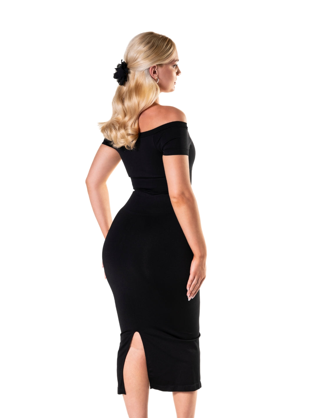 Vestido com fenda e modelador de ombros de fora